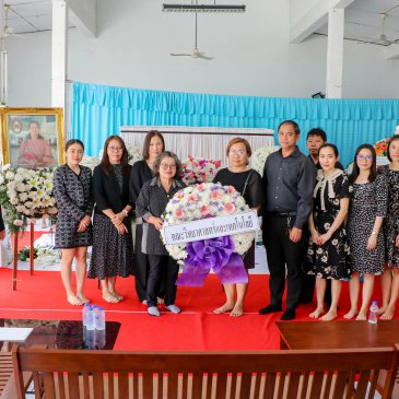 วางพวงหรีดเพื่อเคารพศพ ผู้ช่วยศาสตราจารย์วิลาวัลย์ บุญประกอบ